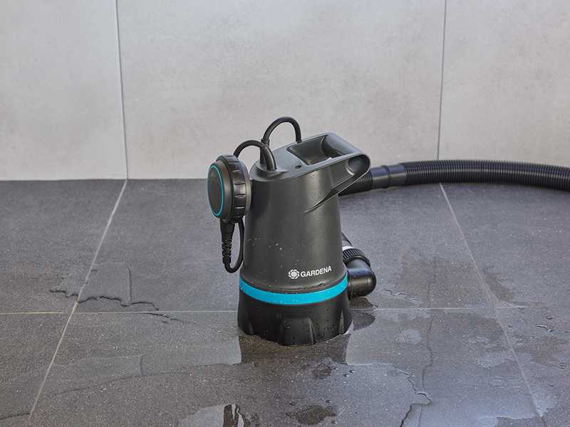Gardena 20000 BASIC - Elektrische Tauchpumpe fu00fcr klares Wasser - Integrierter Schwimmer